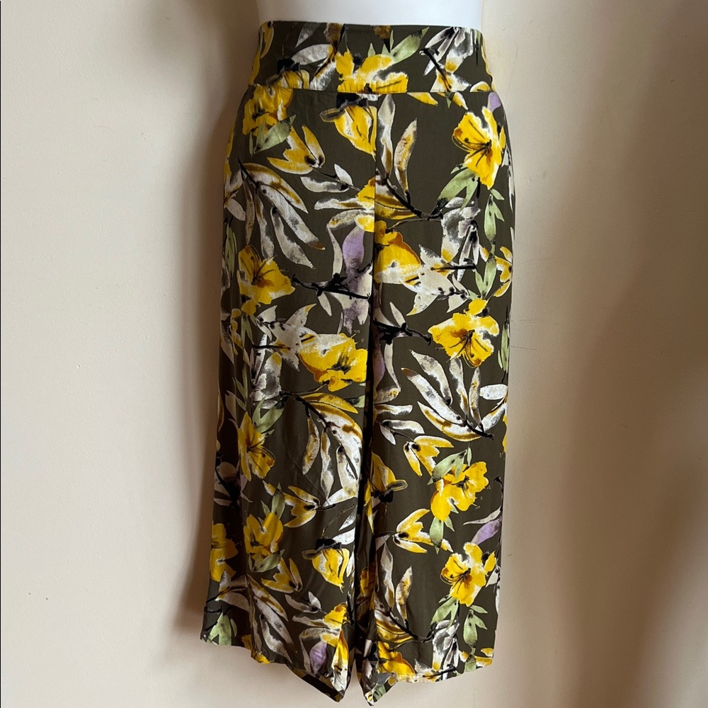 EVRI Multicolor Floral Wide-Leg Pants in loose capri style with pockets